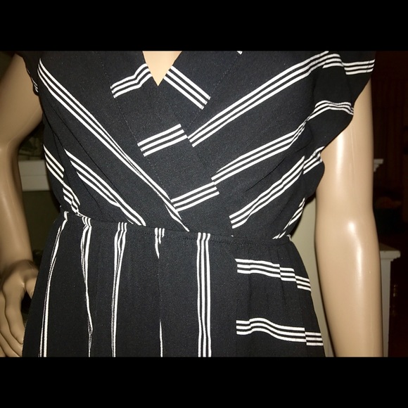 Women's Black & White Low Cut Short Sleeved Striped Mini Skater Dress-Size Small - Picture 5 of 10